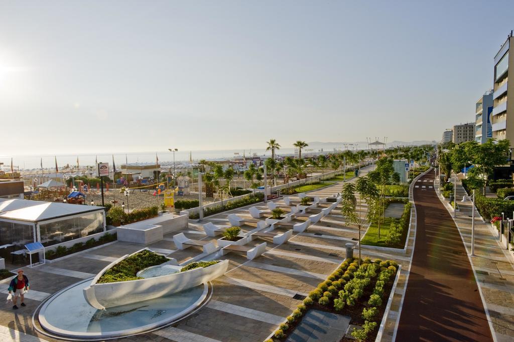 Hotel Zanarini In Centro A Riccione Exterior foto