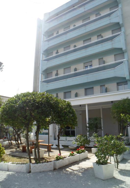 Hotel Zanarini In Centro A Riccione Exterior foto
