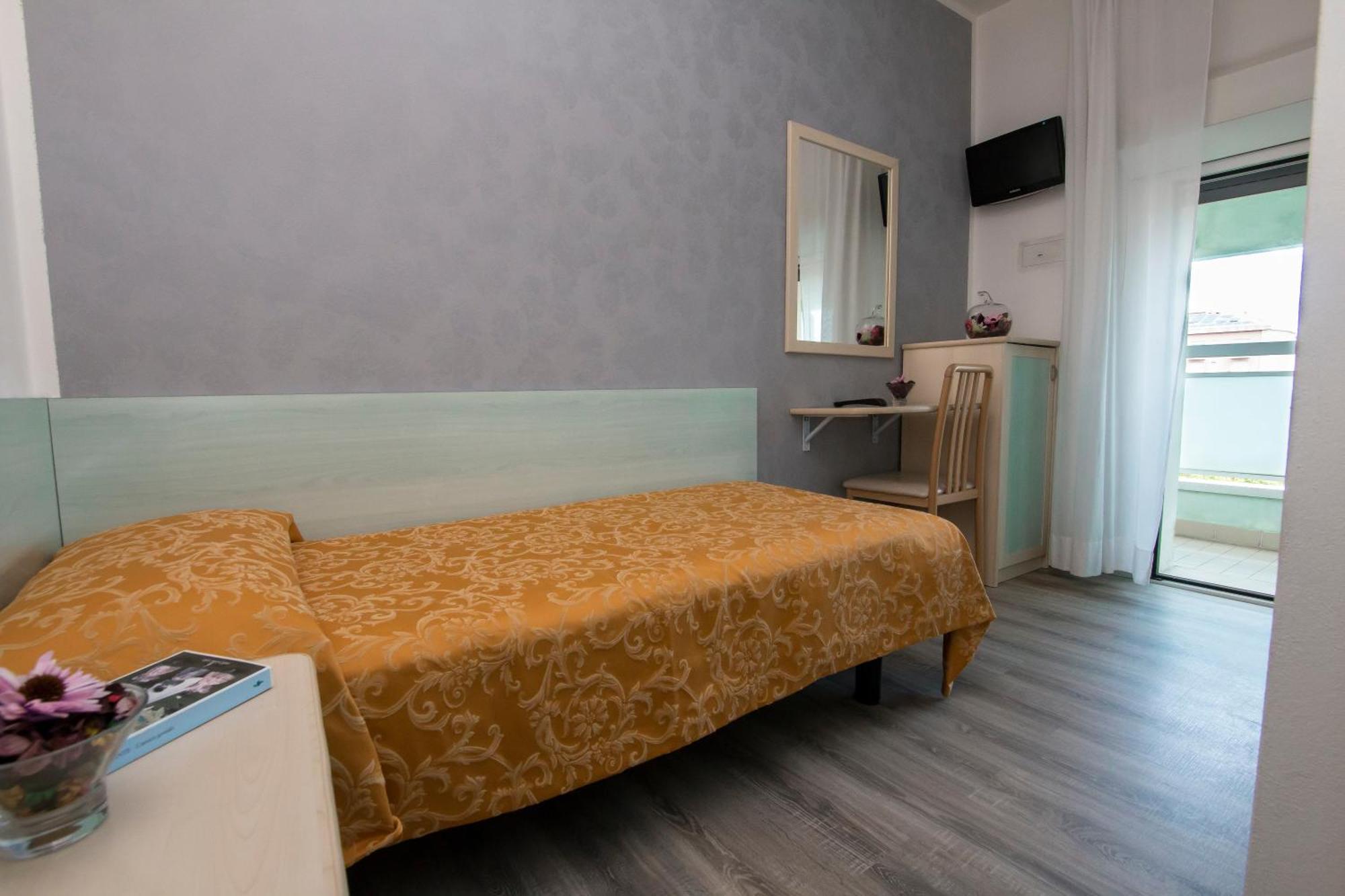 Hotel Zanarini In Centro A Riccione Exterior foto