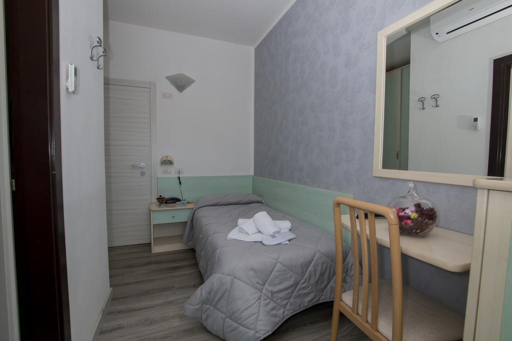 Hotel Zanarini In Centro A Riccione Habitación foto
