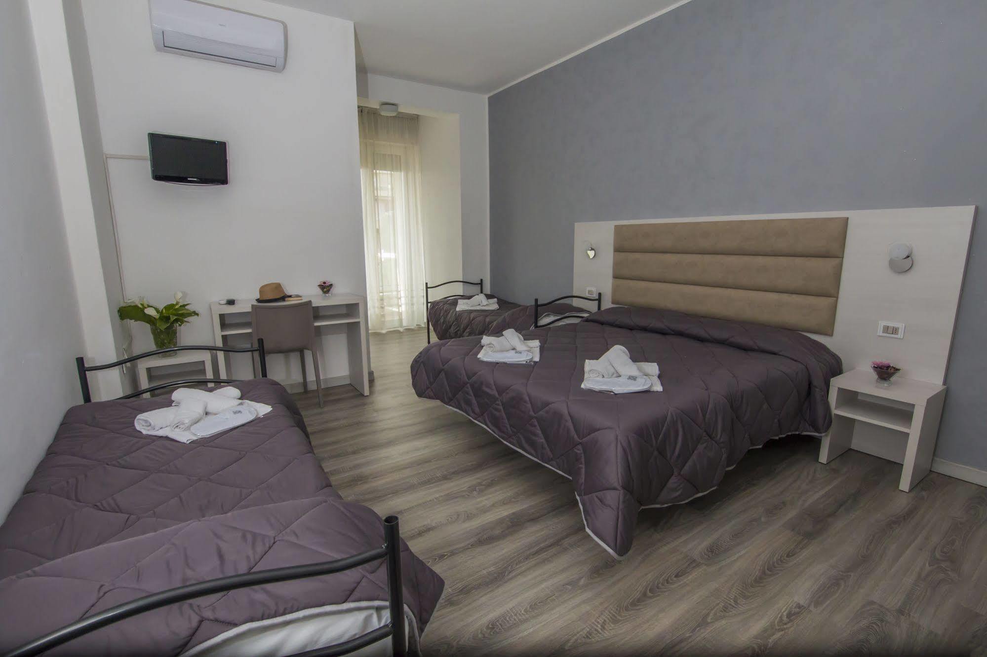 Hotel Zanarini In Centro A Riccione Exterior foto
