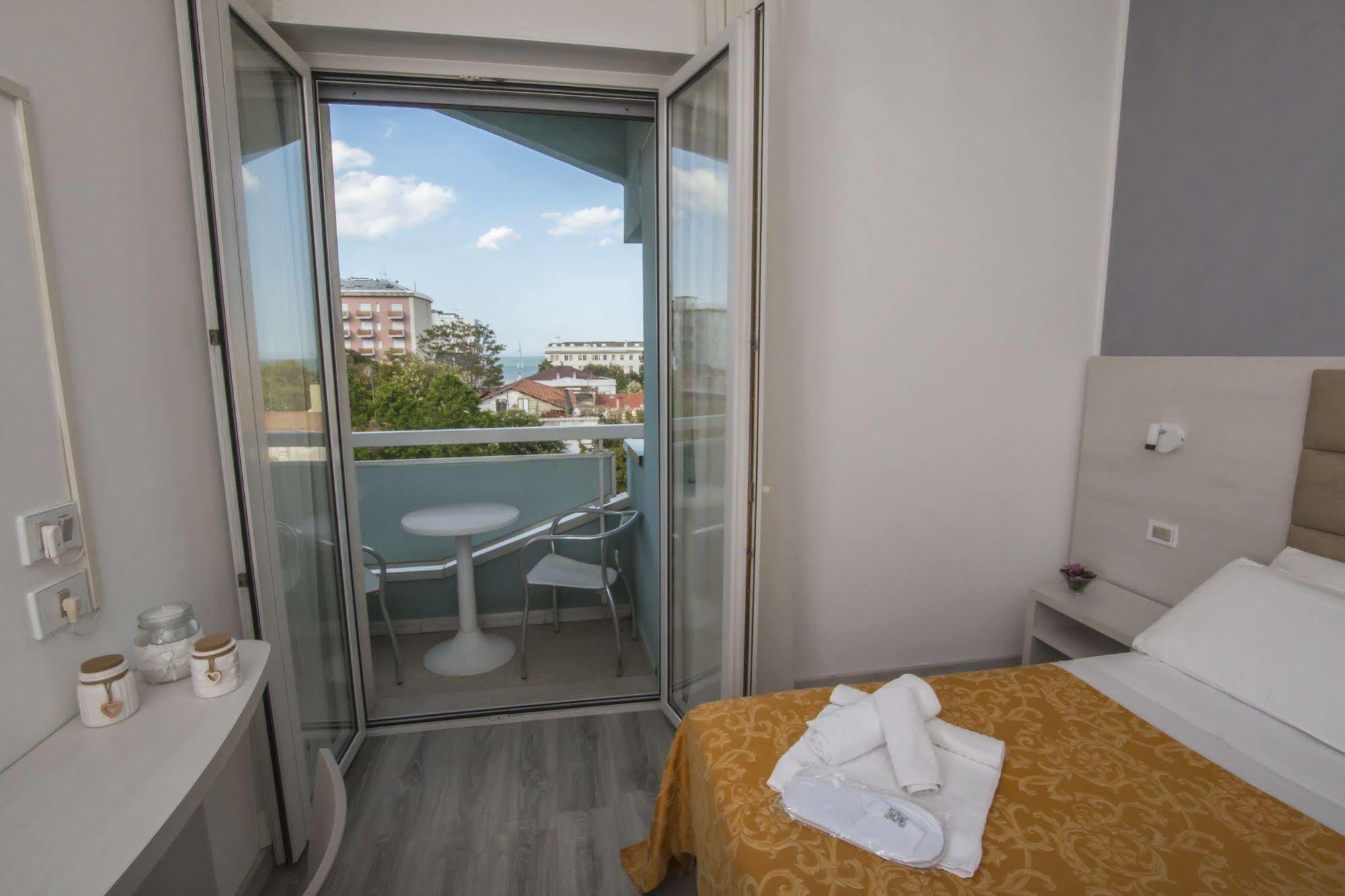 Hotel Zanarini In Centro A Riccione Exterior foto