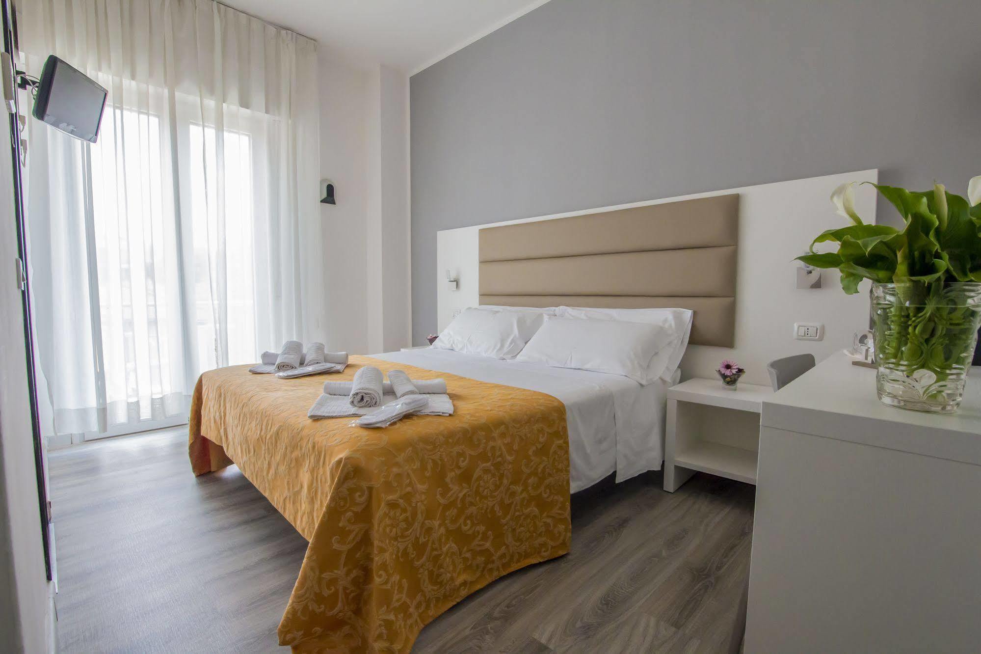 Hotel Zanarini In Centro A Riccione Exterior foto