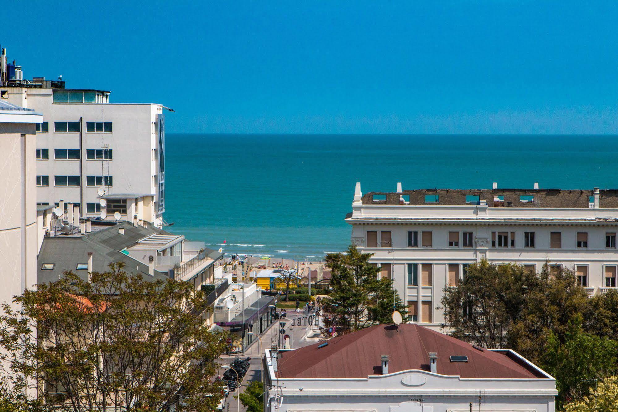 Hotel Zanarini In Centro A Riccione Exterior foto